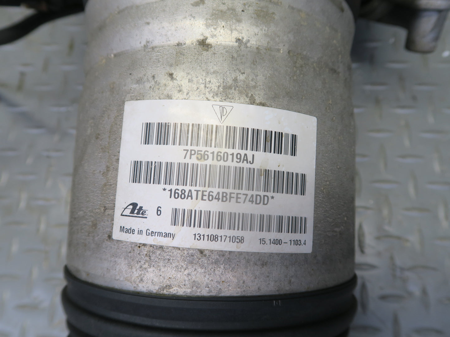 2013-2018 Porsche Cayenne 958 GTS Rear Left Air Shock Strut Absorber 7P5616503AE