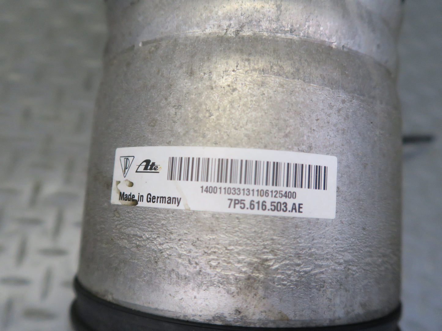 2013-2018 Porsche Cayenne 958 GTS Rear Left Air Shock Strut Absorber 7P5616503AE