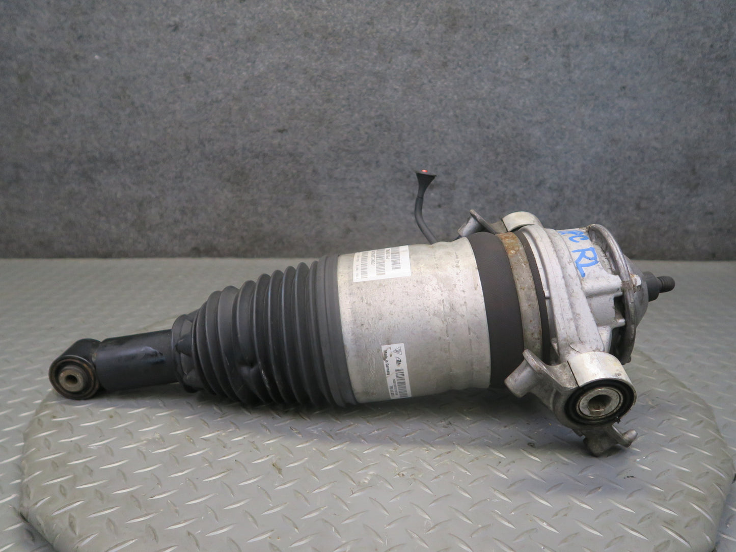 2013-2018 Porsche Cayenne 958 GTS Rear Left Air Shock Strut Absorber 7P5616503AE
