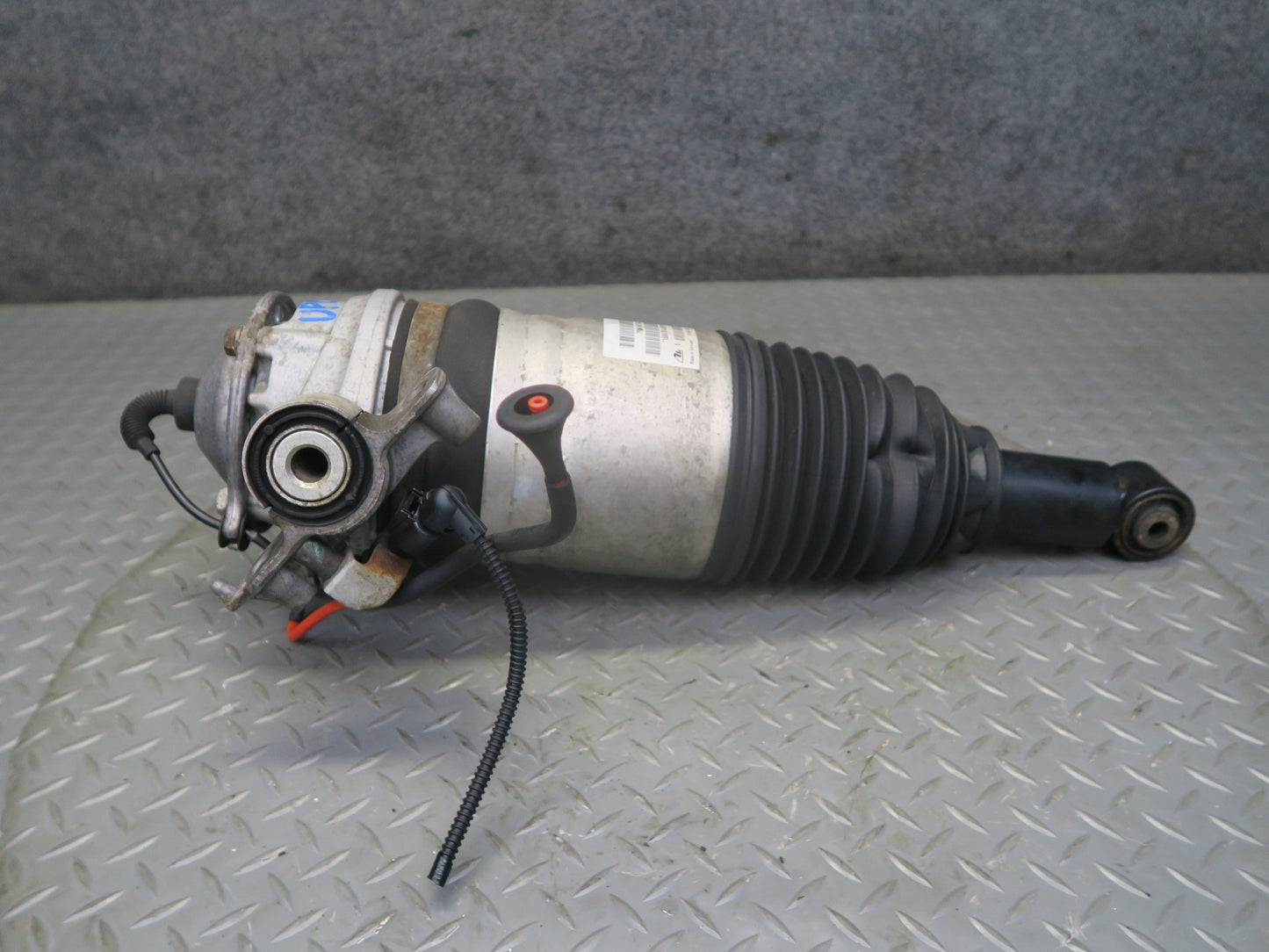 2013-2018 Porsche Cayenne 958 GTS Rear Left Air Shock Strut Absorber 7P5616503AE