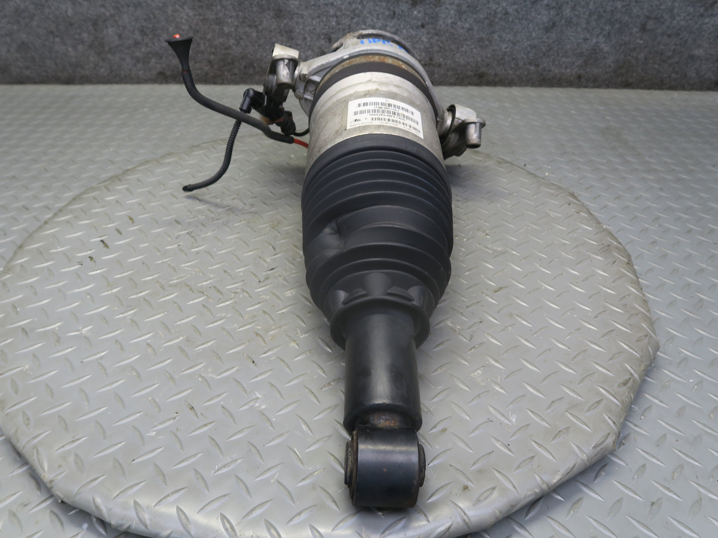 2013-2018 Porsche Cayenne 958 GTS Rear Left Air Shock Strut Absorber 7P5616503AE