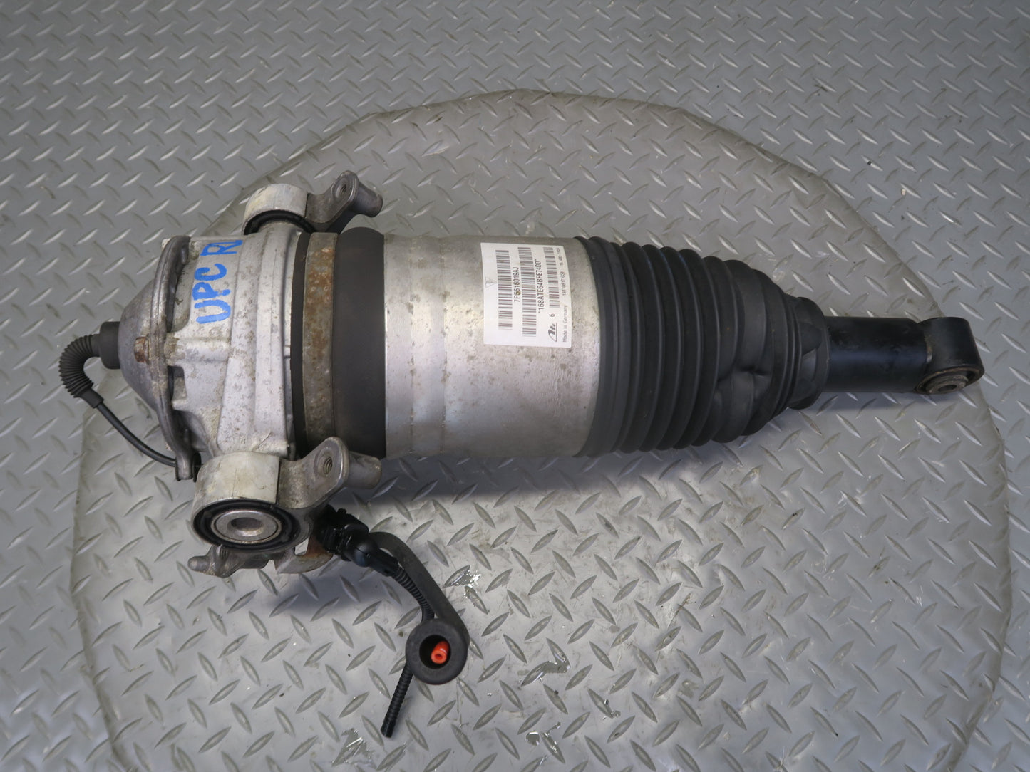 2013-2018 Porsche Cayenne 958 GTS Rear Left Air Shock Strut Absorber 7P5616503AE
