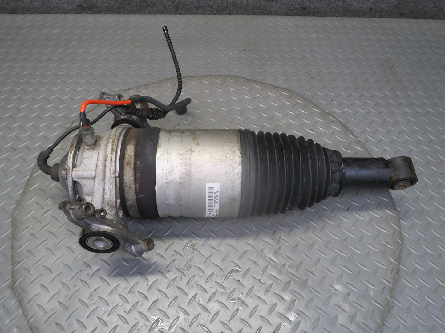 2013-2018 Porsche Cayenne 958 GTS Rear Left Air Shock Strut Absorber 7P5616503AE