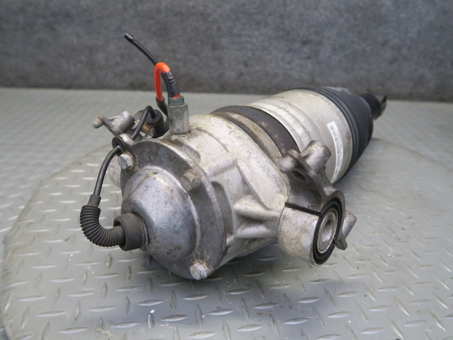 2013-2018 Porsche Cayenne 958 GTS Rear Left Air Shock Strut Absorber 7P5616503AE