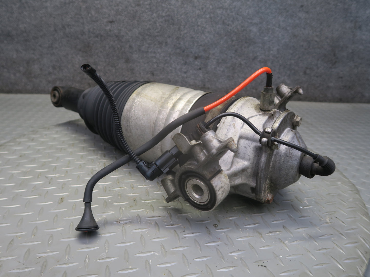 2013-2018 Porsche Cayenne 958 GTS Rear Left Air Shock Strut Absorber 7P5616503AE