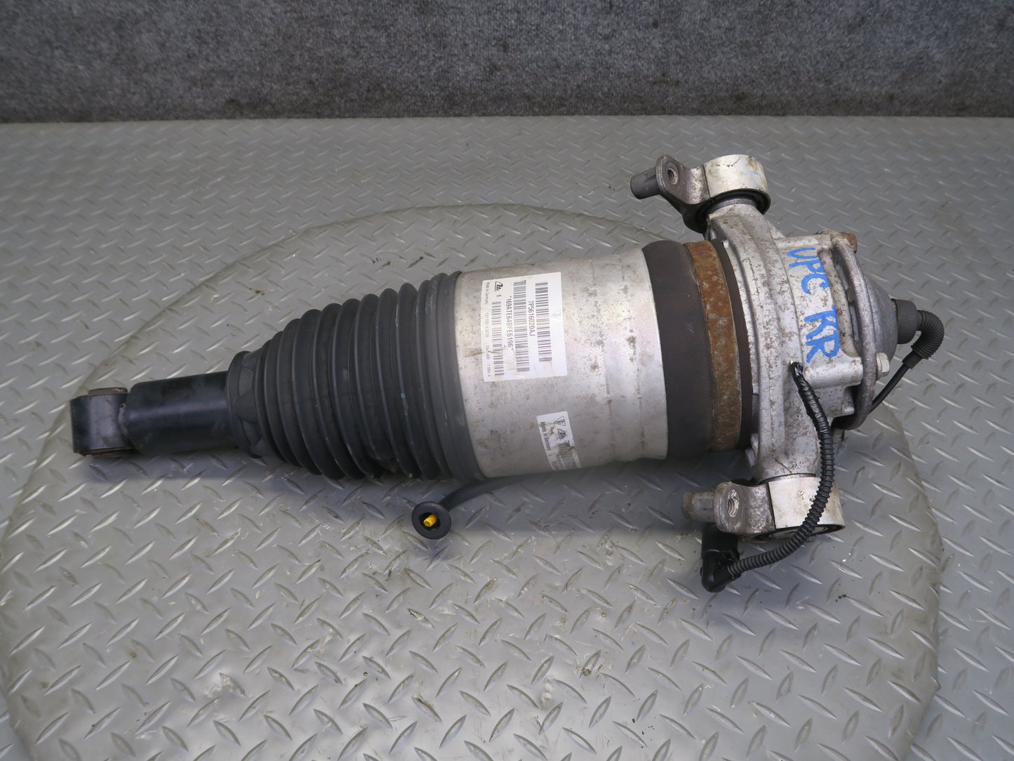 2013-2018 Porsche Cayenne 958 GTS Rear Right Air Shock Strut Absorber