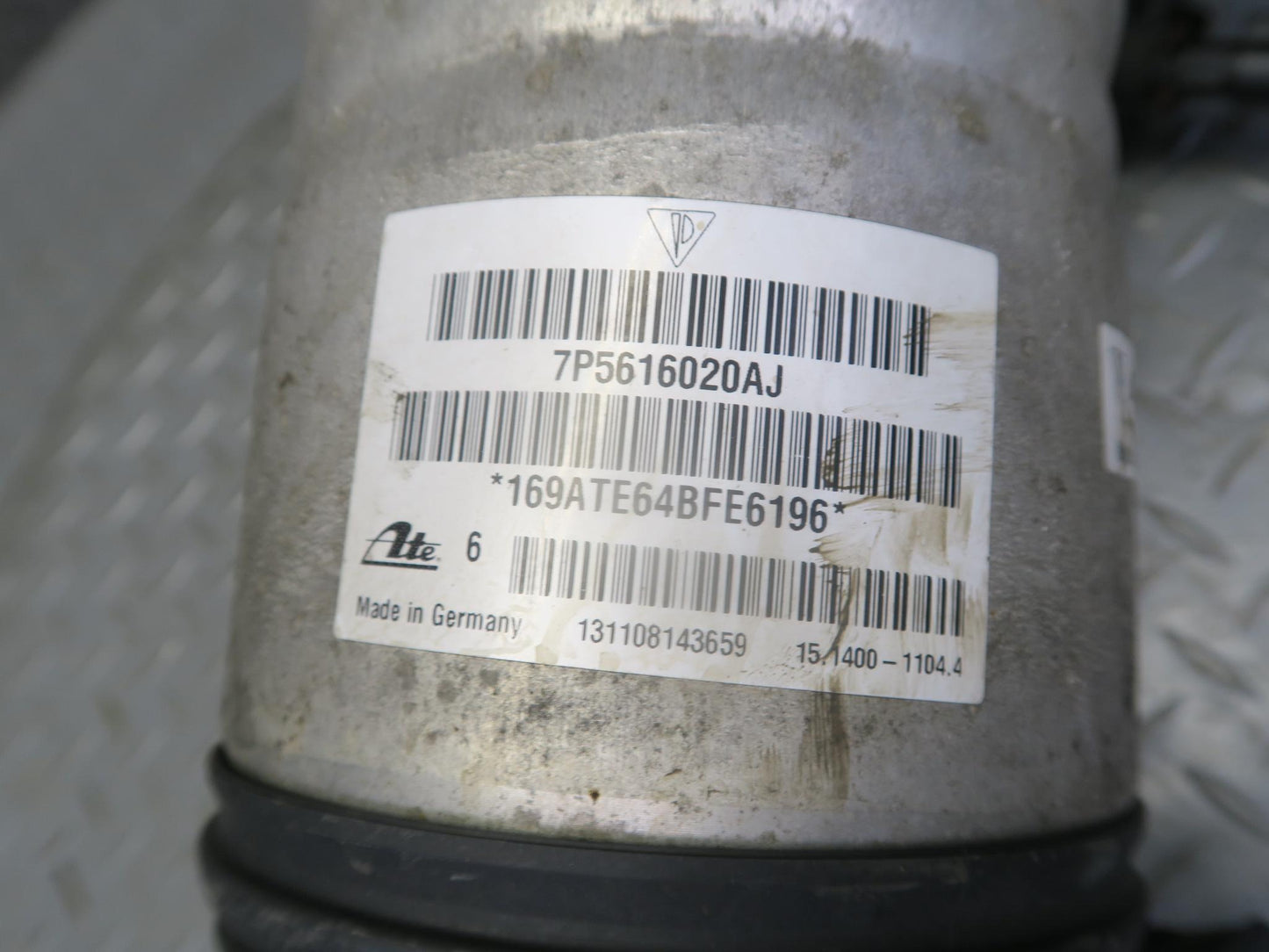 2013-2018 Porsche Cayenne 958 GTS Rear Right Air Shock Strut Absorber