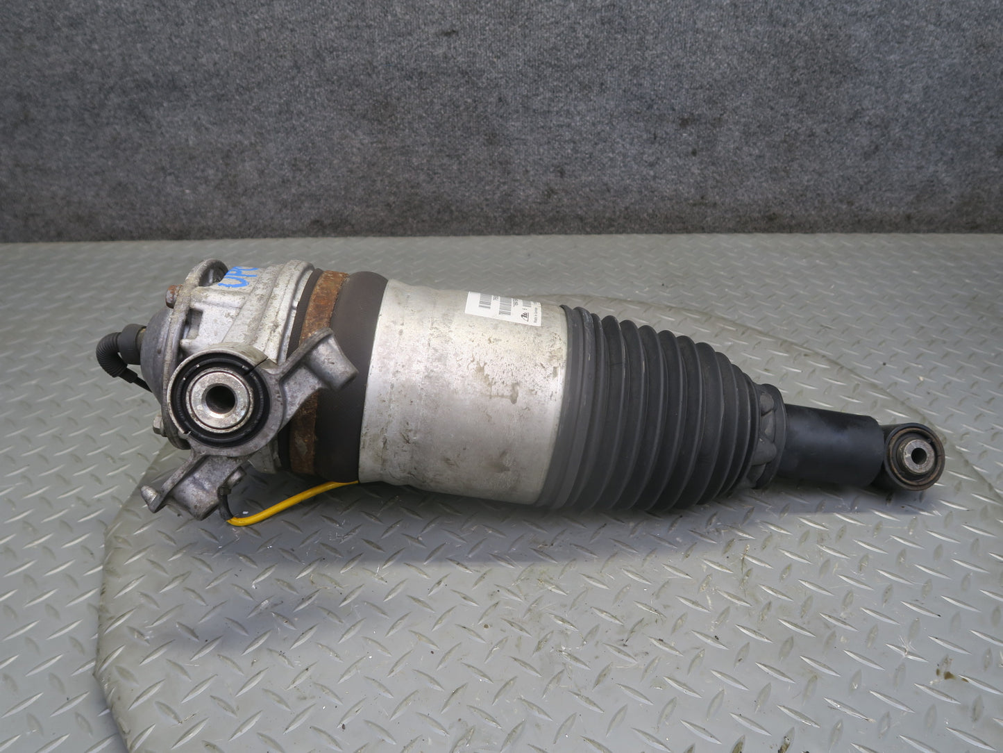 2013-2018 Porsche Cayenne 958 GTS Rear Right Air Shock Strut Absorber