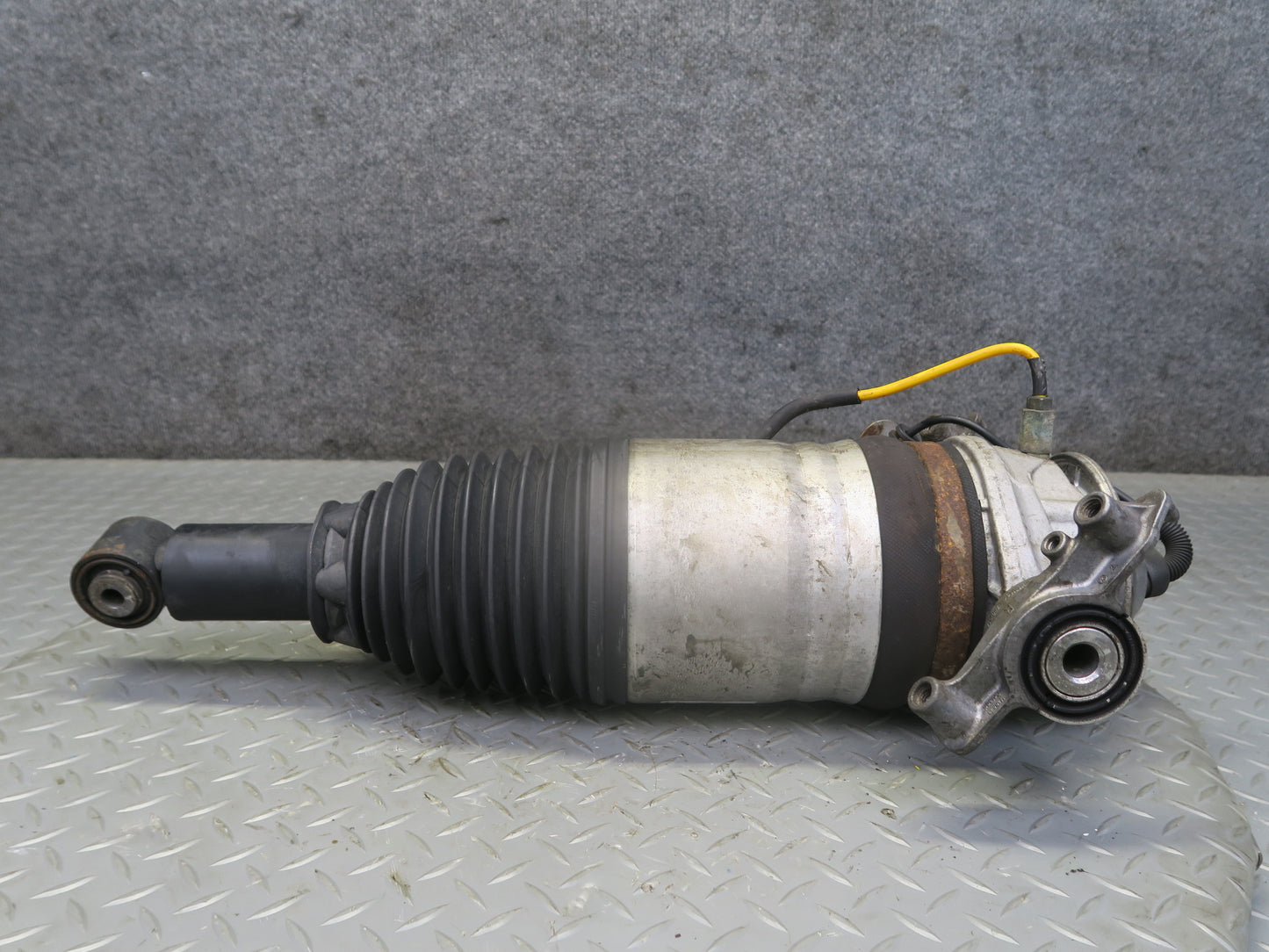 2013-2018 Porsche Cayenne 958 GTS Rear Right Air Shock Strut Absorber
