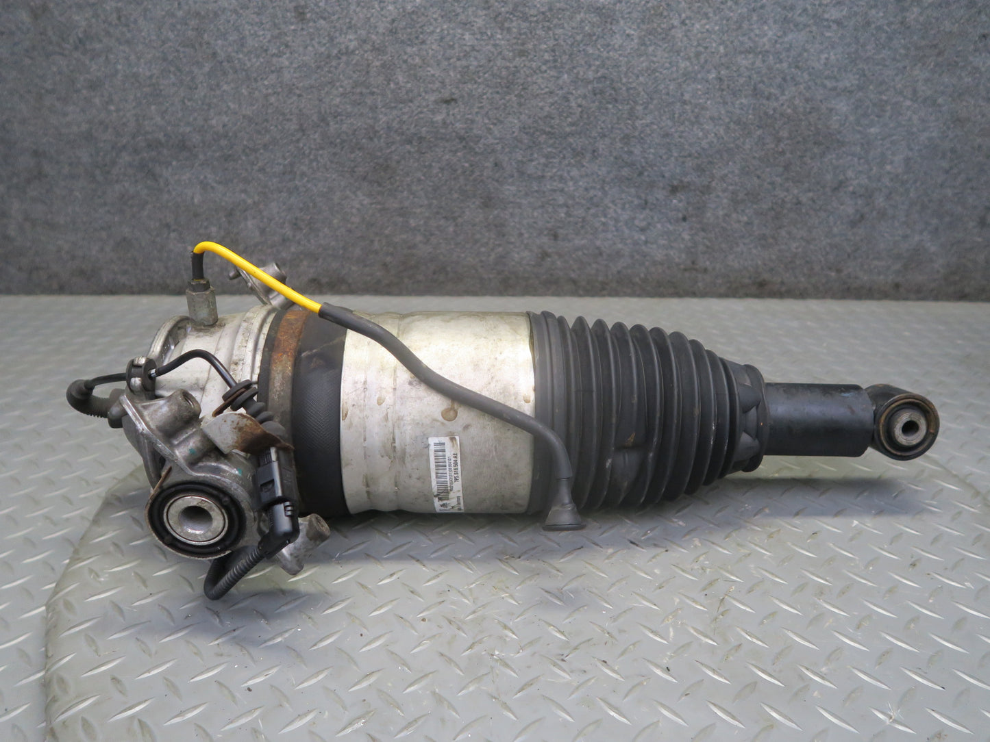2013-2018 Porsche Cayenne 958 GTS Rear Right Air Shock Strut Absorber