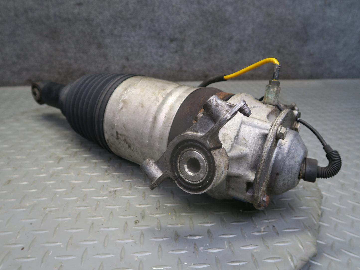 2013-2018 Porsche Cayenne 958 GTS Rear Right Air Shock Strut Absorber