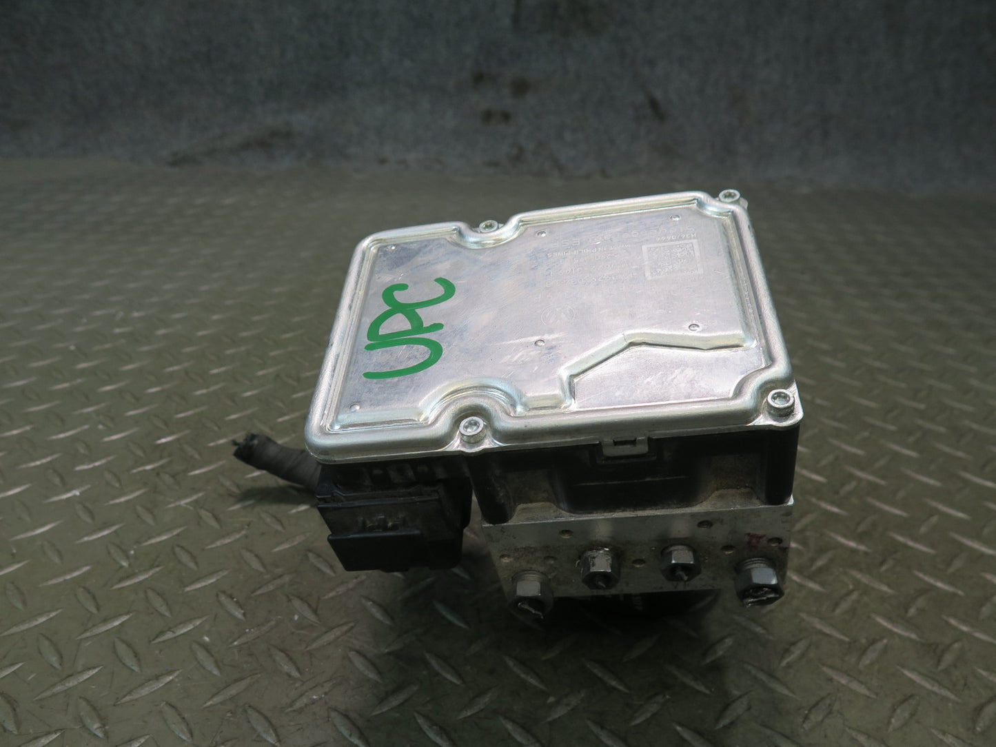 2013-2014 Porsche Cayenne 958 Anti Lock Brake ABS Pump Module Unit