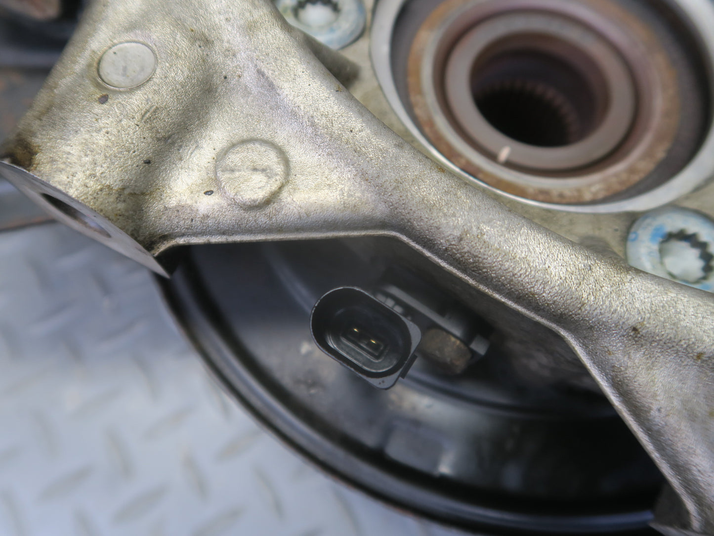 2011-2018 Porsche Cayenne 958 AWD Rear Left Spindle Knuckle Wheel Hub Bearing