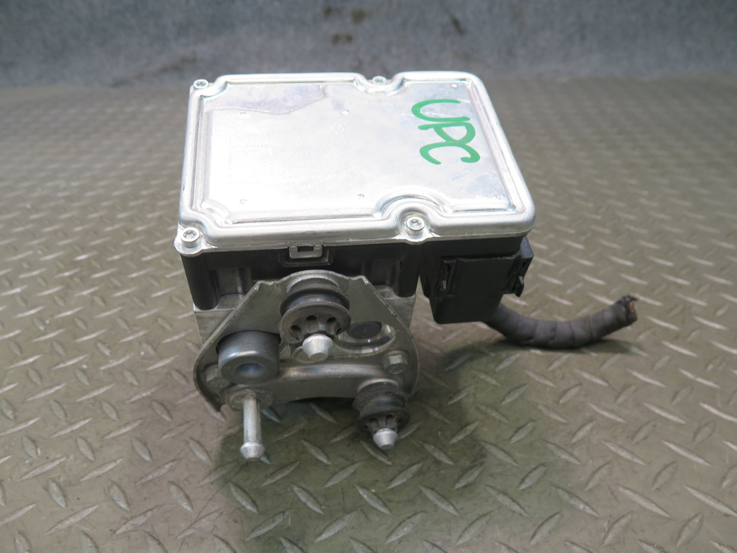2013-2014 Porsche Cayenne 958 Anti Lock Brake ABS Pump Module Unit