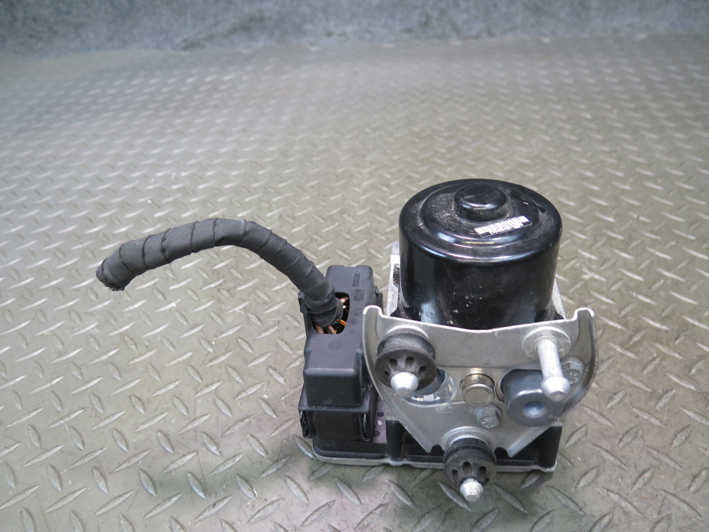 2013-2014 Porsche Cayenne 958 Anti Lock Brake ABS Pump Module Unit