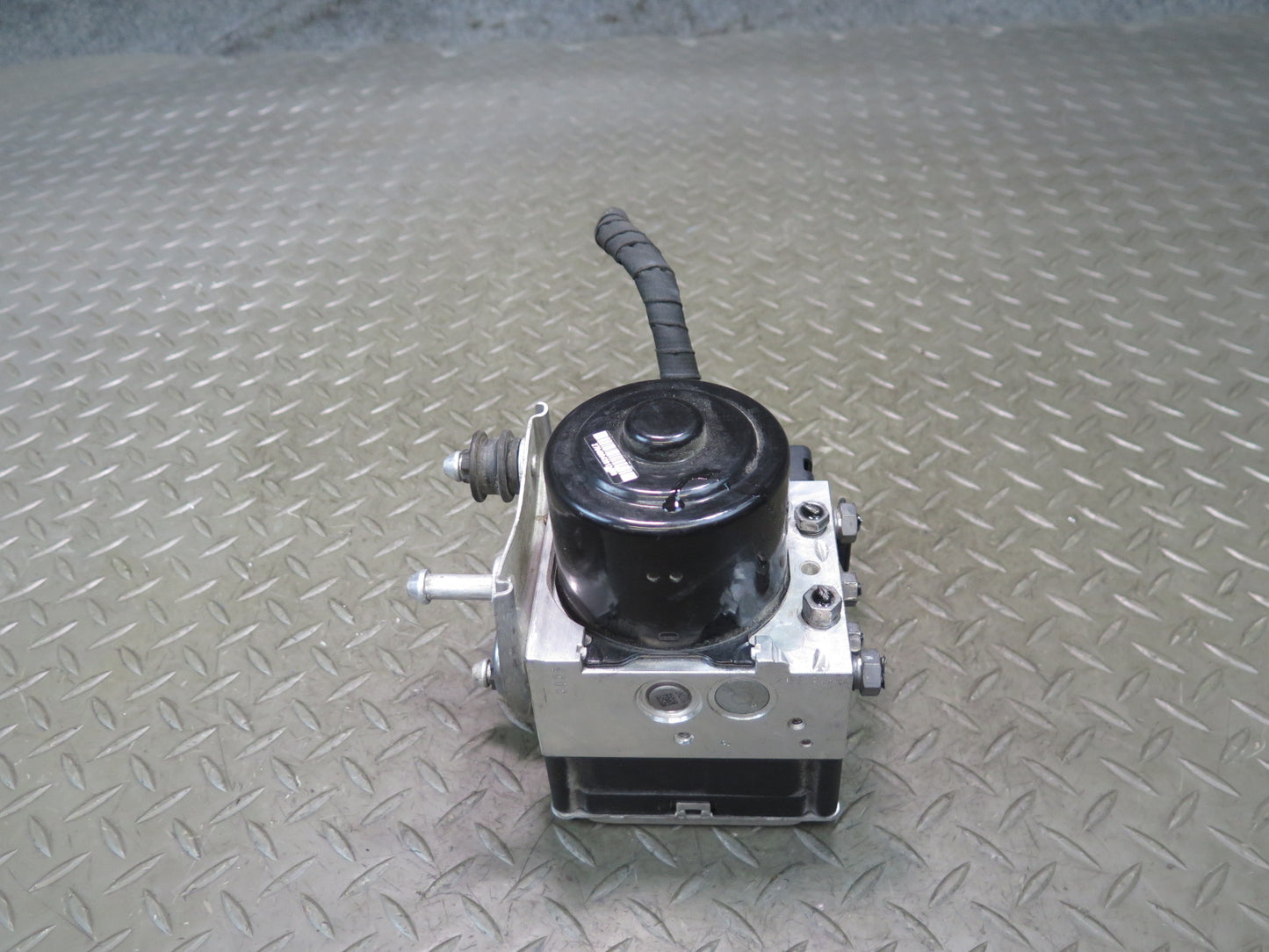 2013-2014 Porsche Cayenne 958 Anti Lock Brake ABS Pump Module Unit