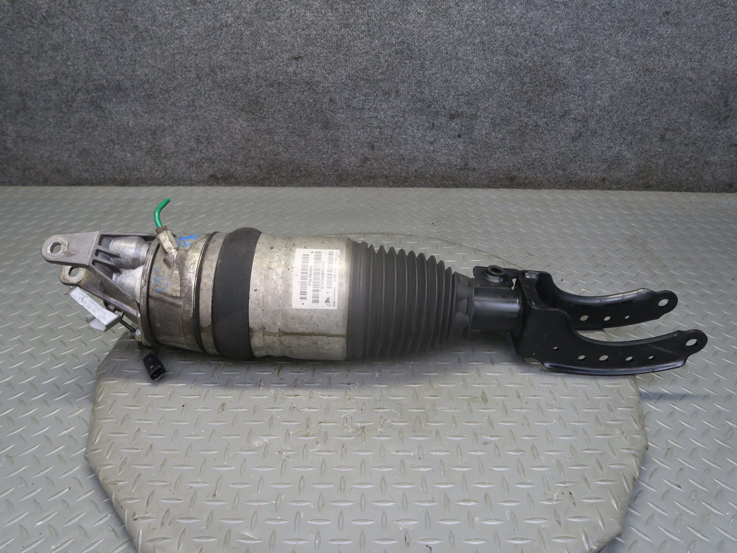13-14 Porsche Cayenne 958 GTS Front Right Air Shock Strut Absorber 7P5616404AC