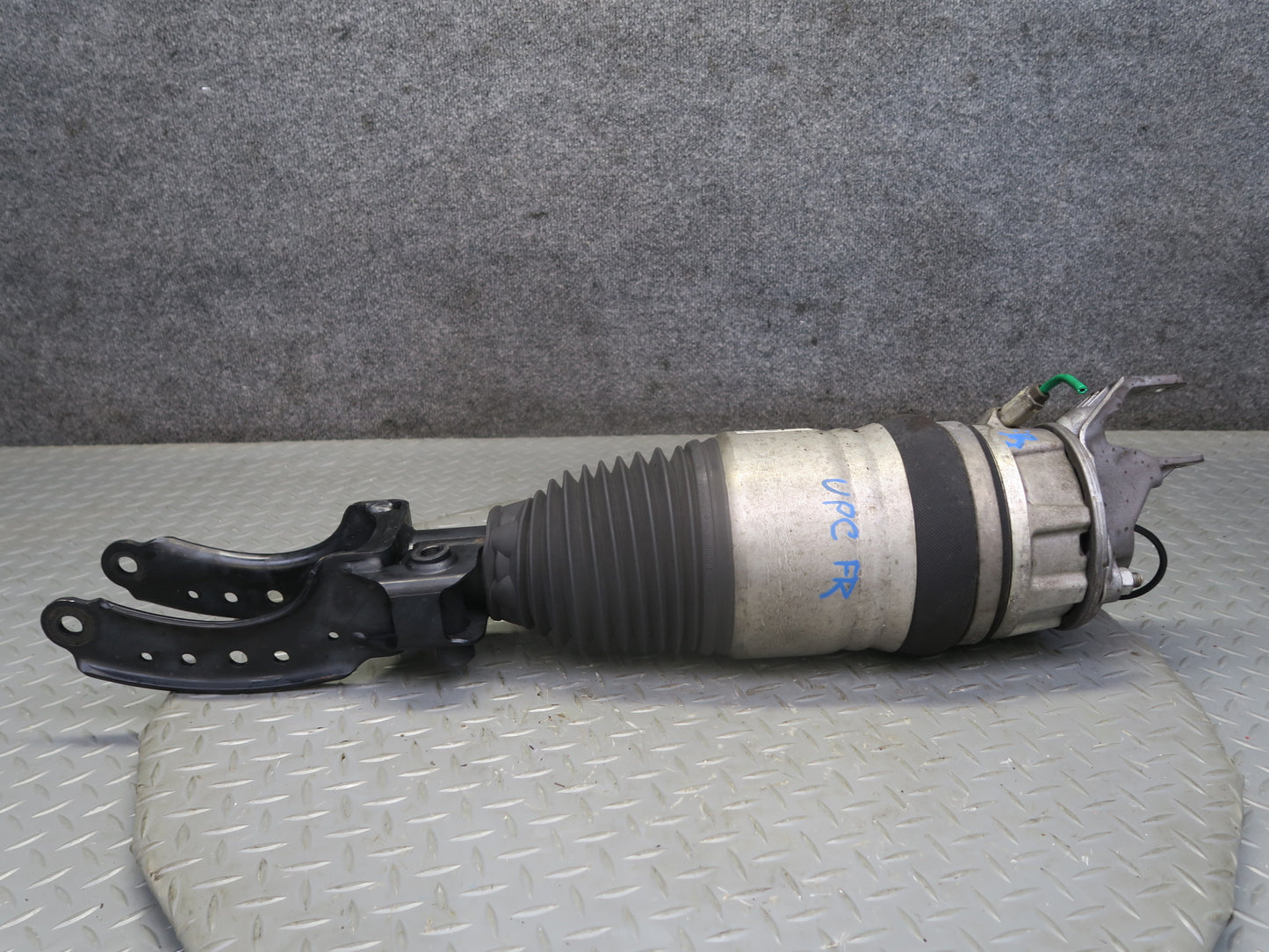 13-14 Porsche Cayenne 958 GTS Front Right Air Shock Strut Absorber 7P5616404AC