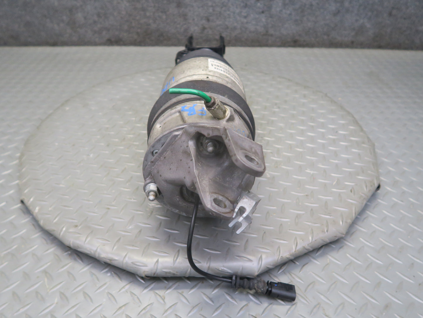 13-14 Porsche Cayenne 958 GTS Front Right Air Shock Strut Absorber 7P5616404AC