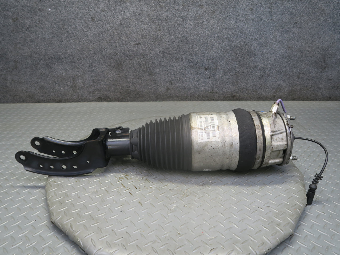 13-14 Porsche Cayenne 958 GTS Front Left Air Shock Strut Absorber 7P5616403AC