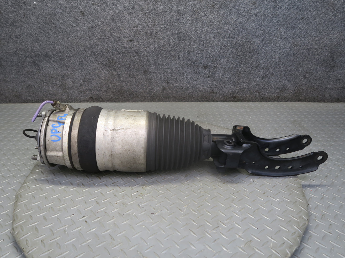 13-14 Porsche Cayenne 958 GTS Front Left Air Shock Strut Absorber 7P5616403AC
