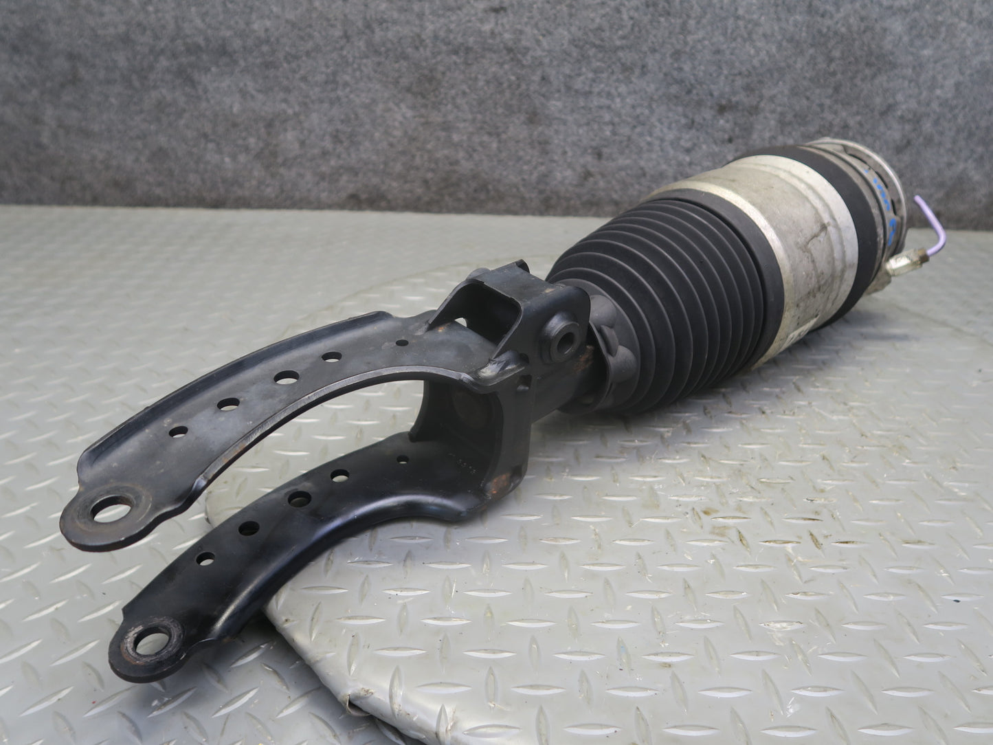13-14 Porsche Cayenne 958 GTS Front Left Air Shock Strut Absorber 7P5616403AC
