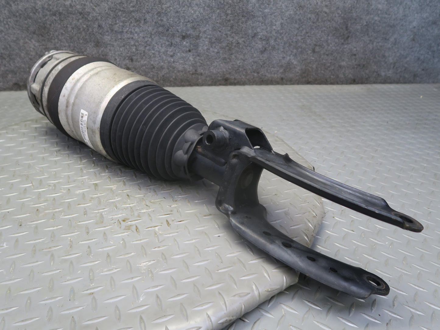 13-14 Porsche Cayenne 958 GTS Front Left Air Shock Strut Absorber 7P5616403AC