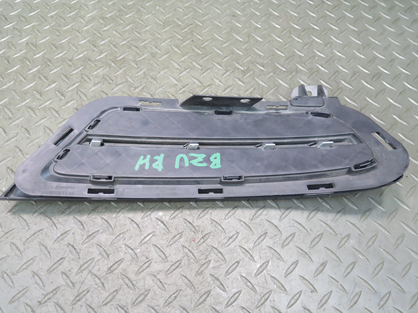 09-16 BMW E89 Z4 Front Bumper Right Side Closed Grille 7203800 OEM