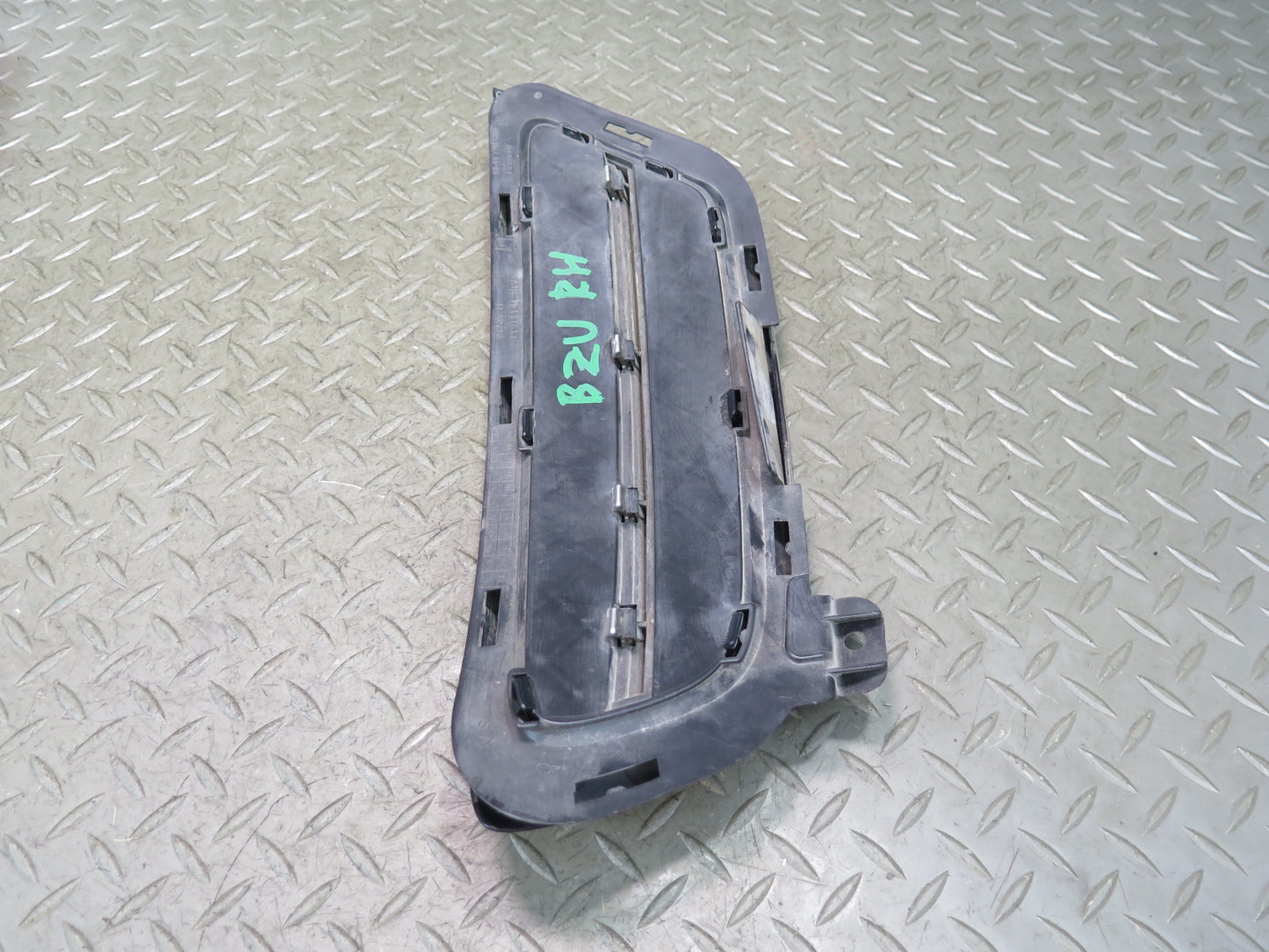 09-16 BMW E89 Z4 Front Bumper Right Side Closed Grille 7203800 OEM