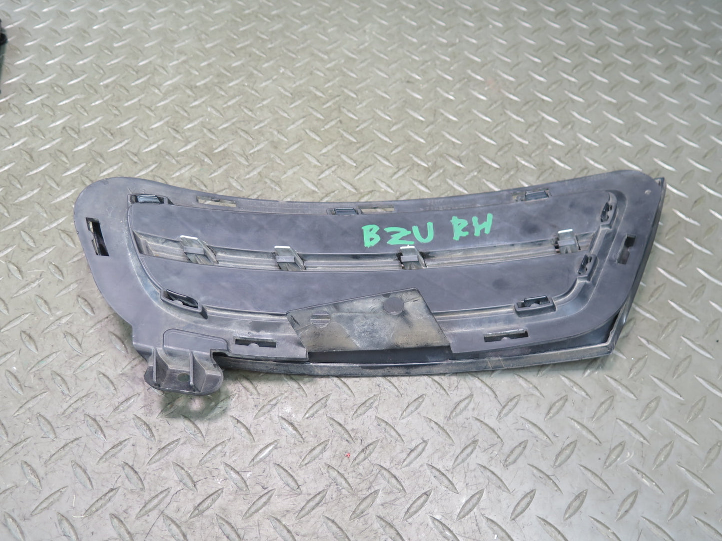 09-16 BMW E89 Z4 Front Bumper Right Side Closed Grille 7203800 OEM