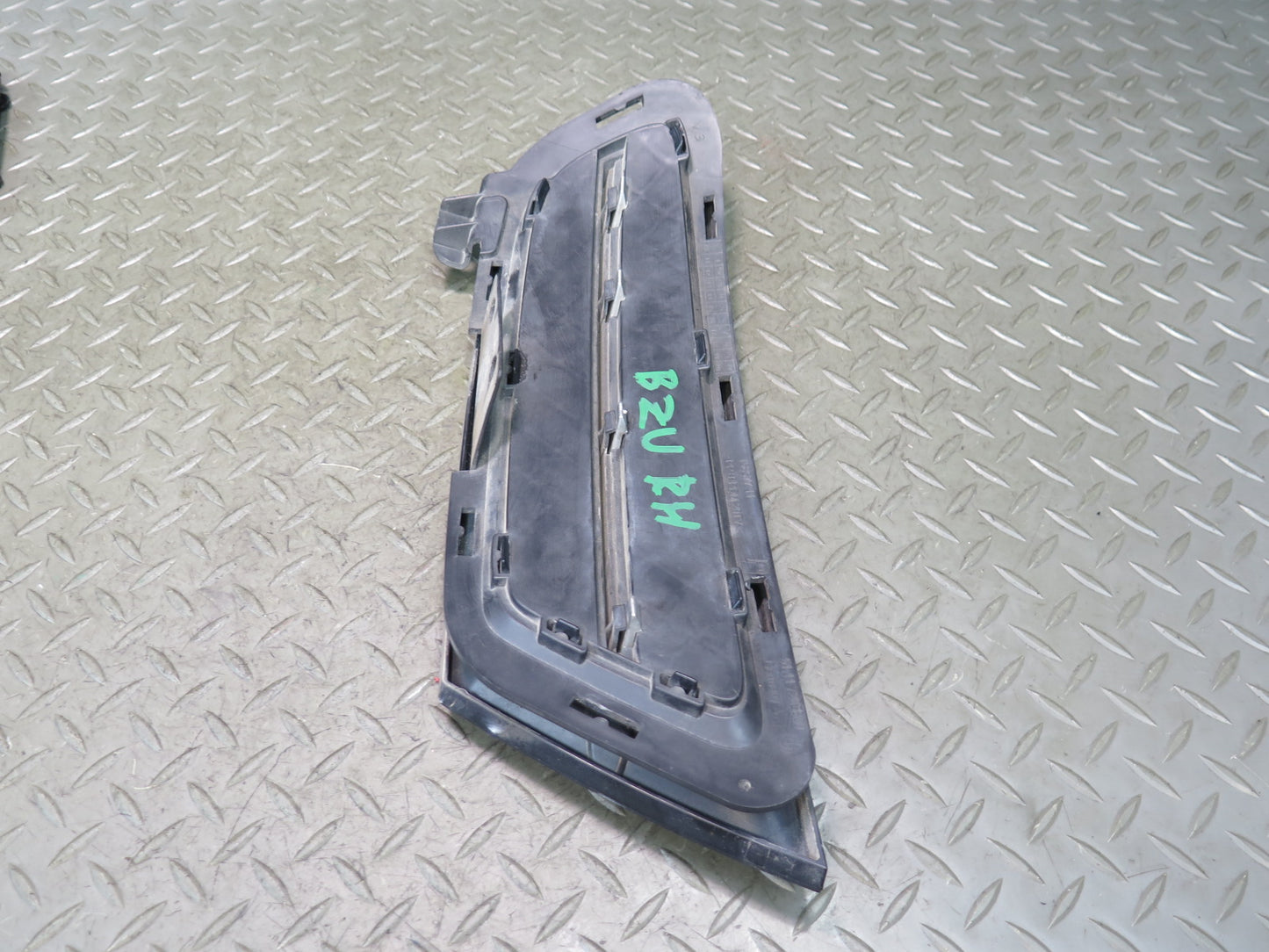 09-16 BMW E89 Z4 Front Bumper Right Side Closed Grille 7203800 OEM