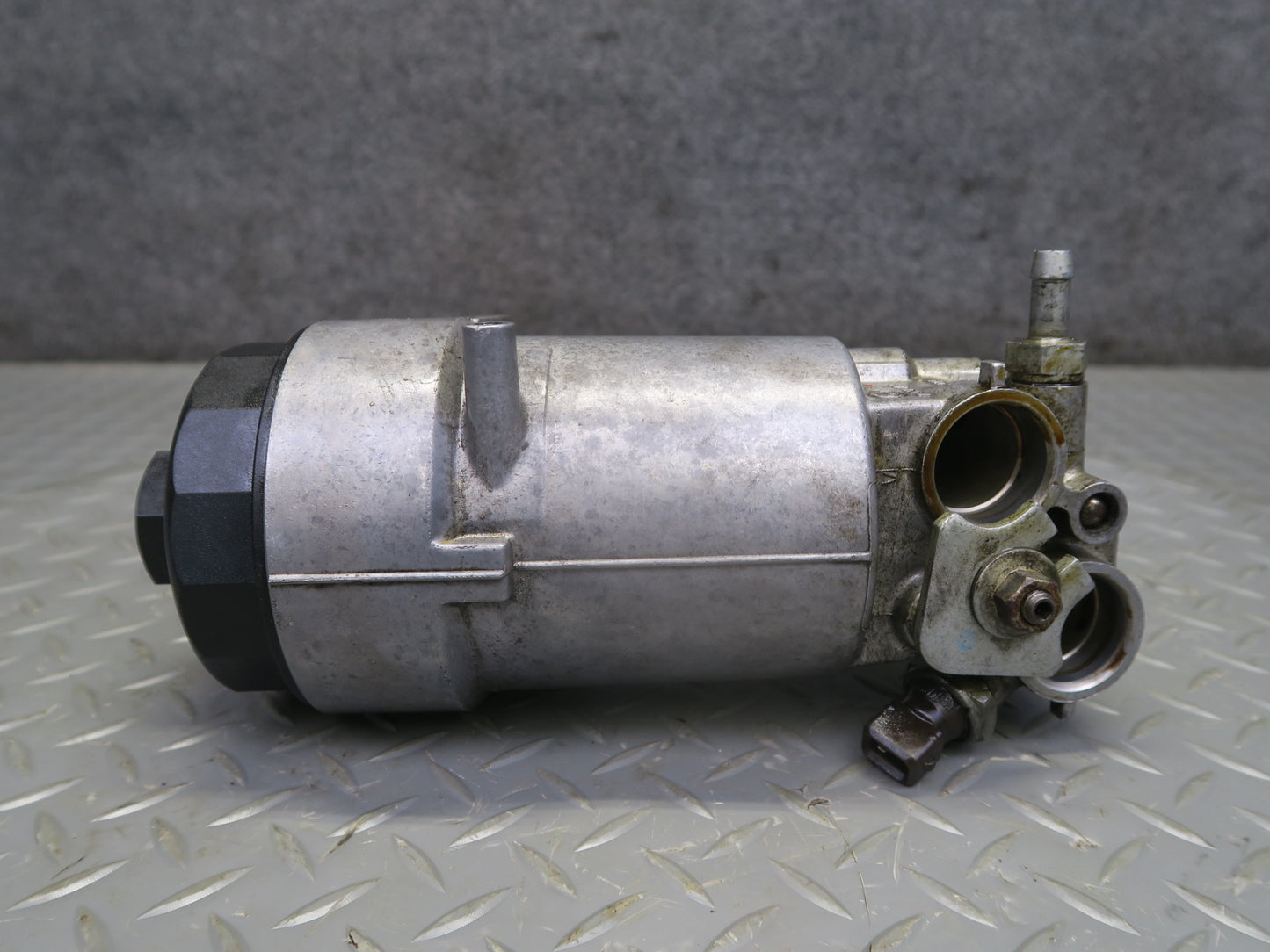 98-03 BMW E39 540ia M62 Engine Oil Filter Housing 7511169 OEM
