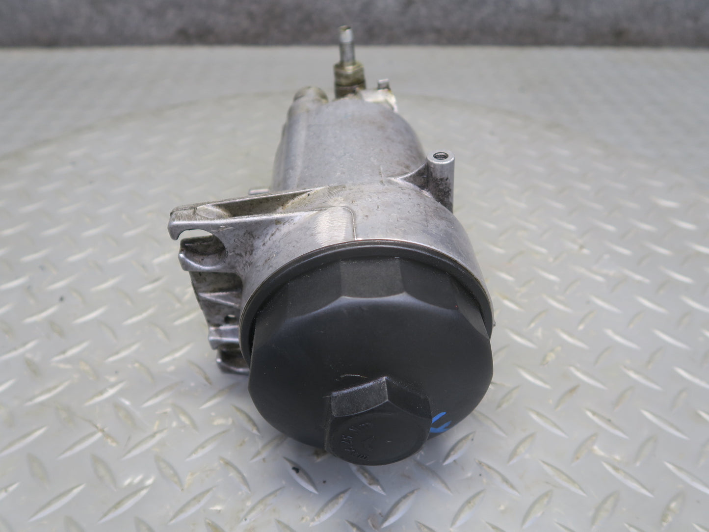 98-03 BMW E39 540ia M62 Engine Oil Filter Housing 7511169 OEM