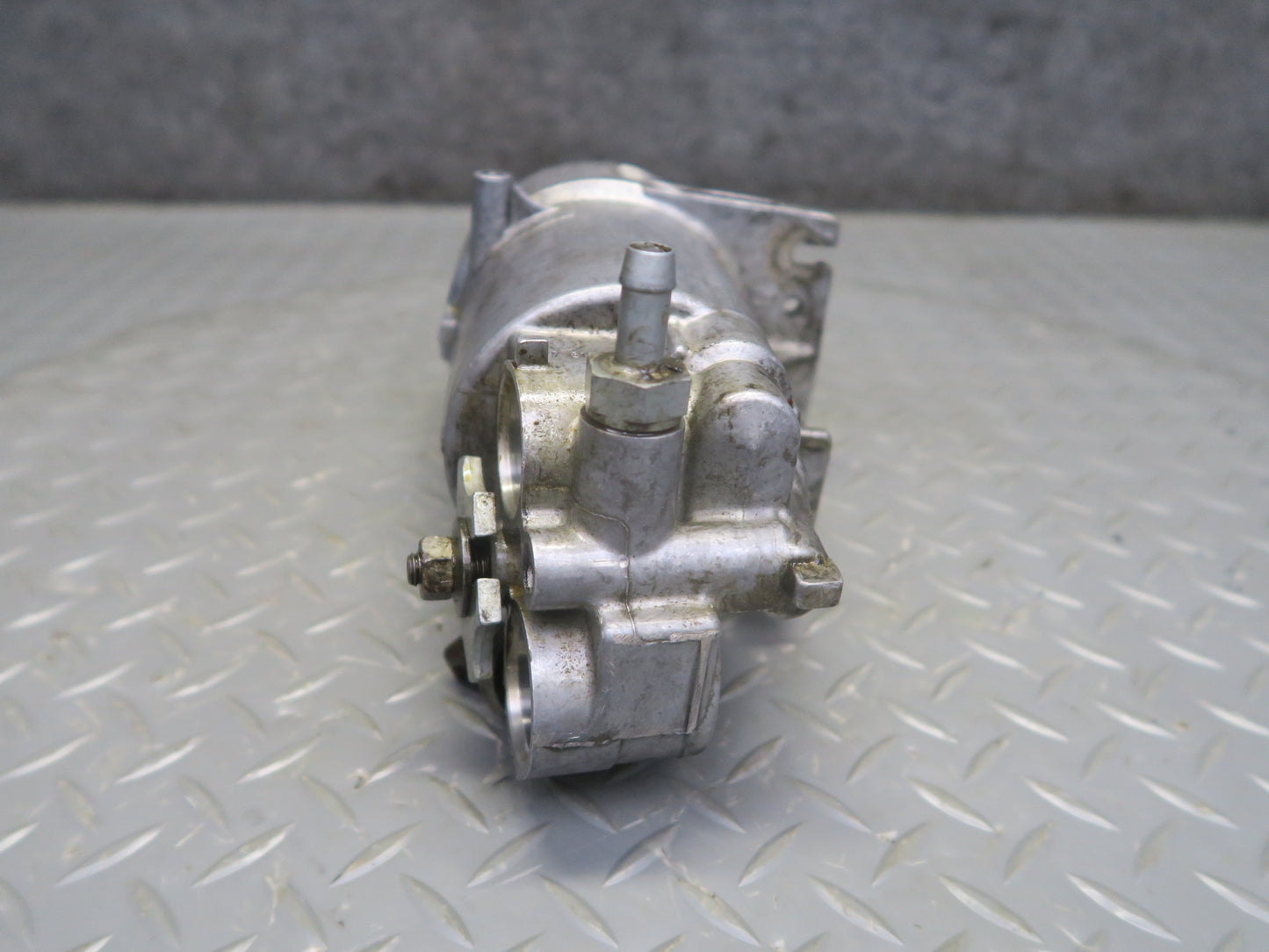 98-03 BMW E39 540ia M62 Engine Oil Filter Housing 7511169 OEM