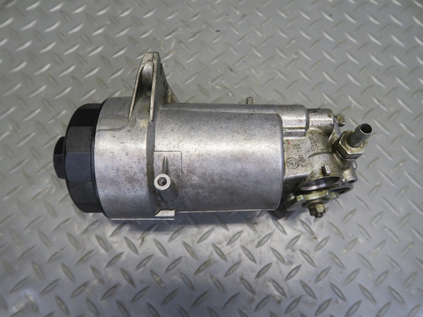 98-03 BMW E39 540ia M62 Engine Oil Filter Housing 7511169 OEM