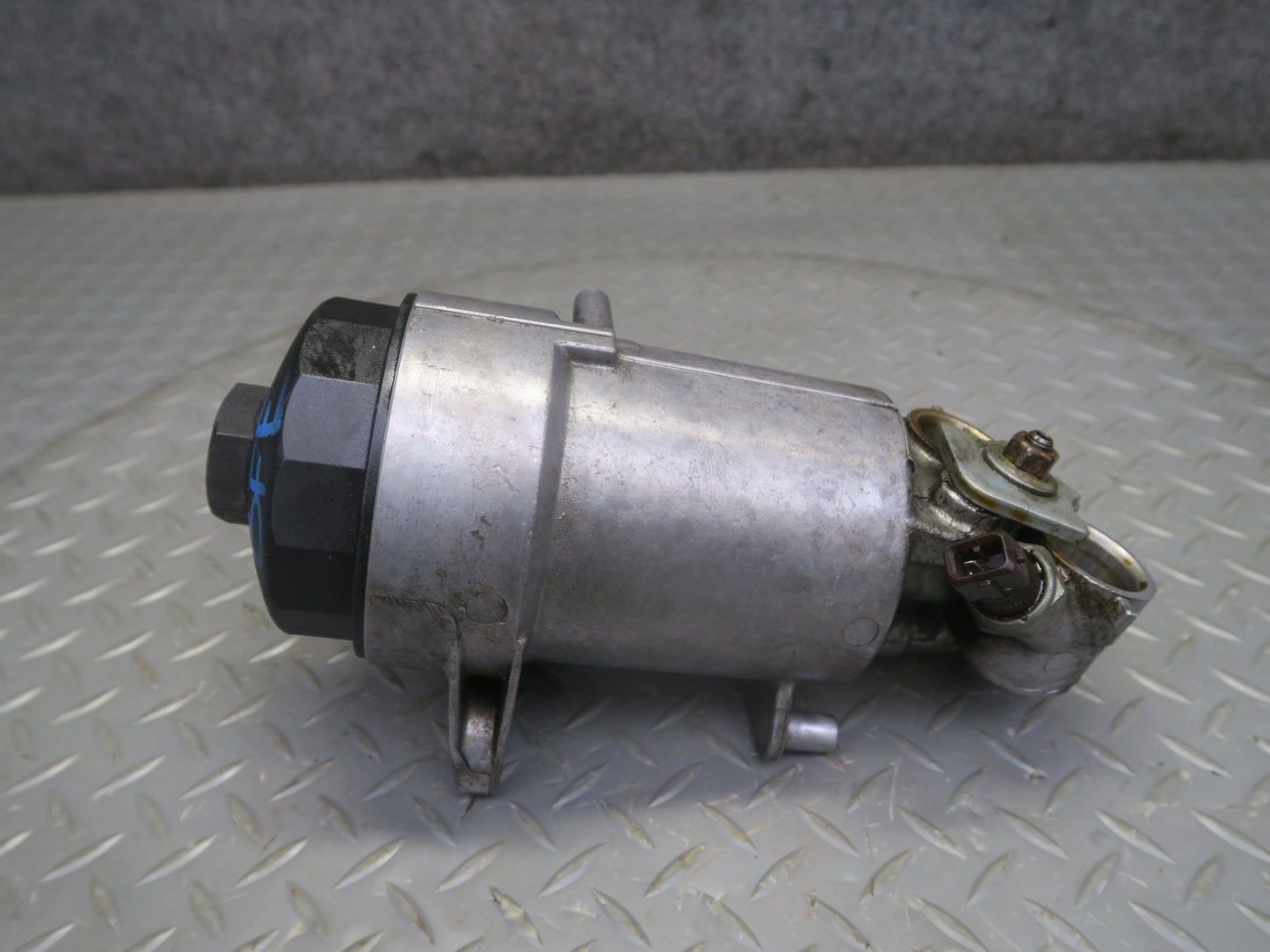 98-03 BMW E39 540ia M62 Engine Oil Filter Housing 7511169 OEM