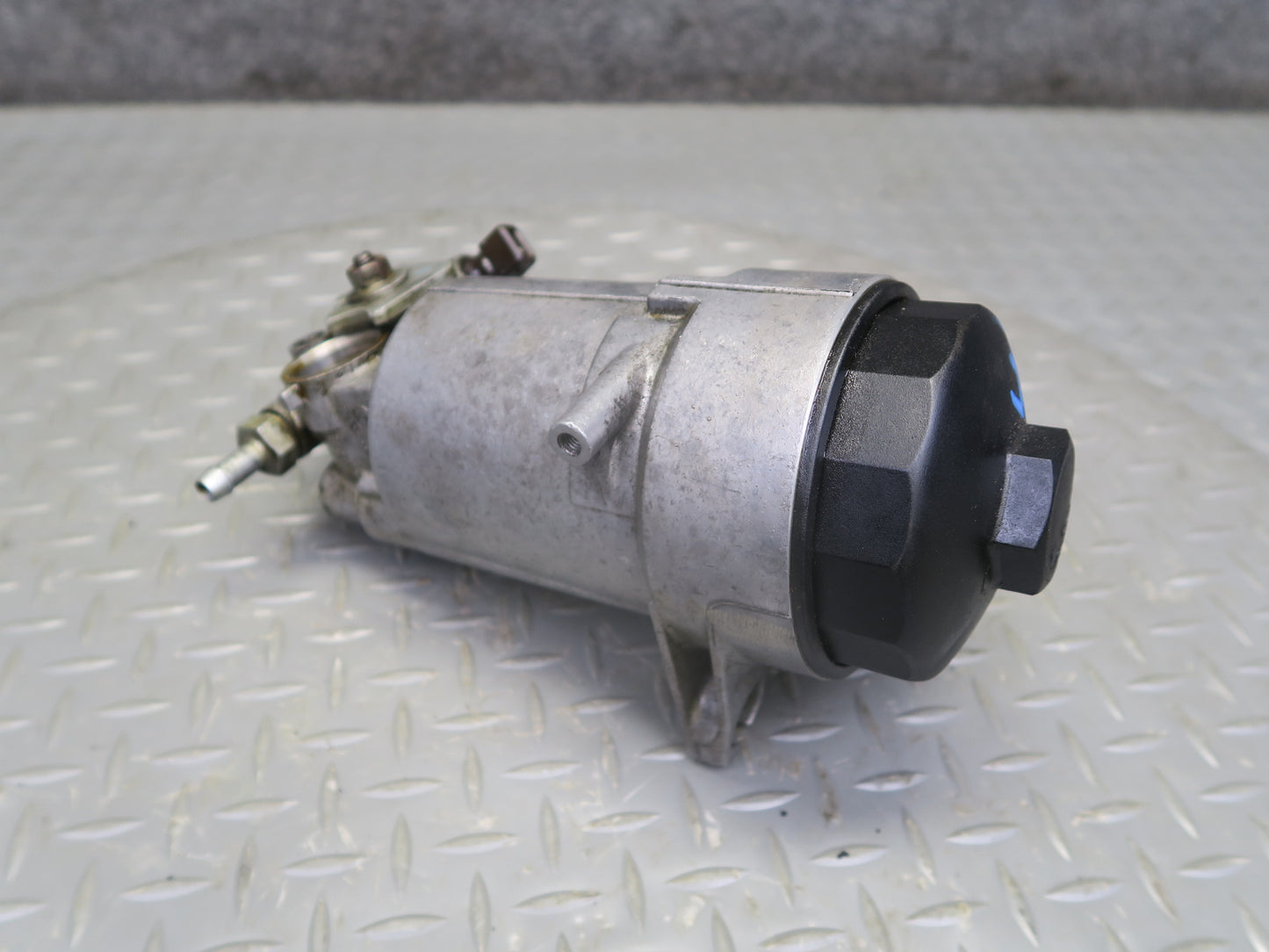 98-03 BMW E39 540ia M62 Engine Oil Filter Housing 7511169 OEM