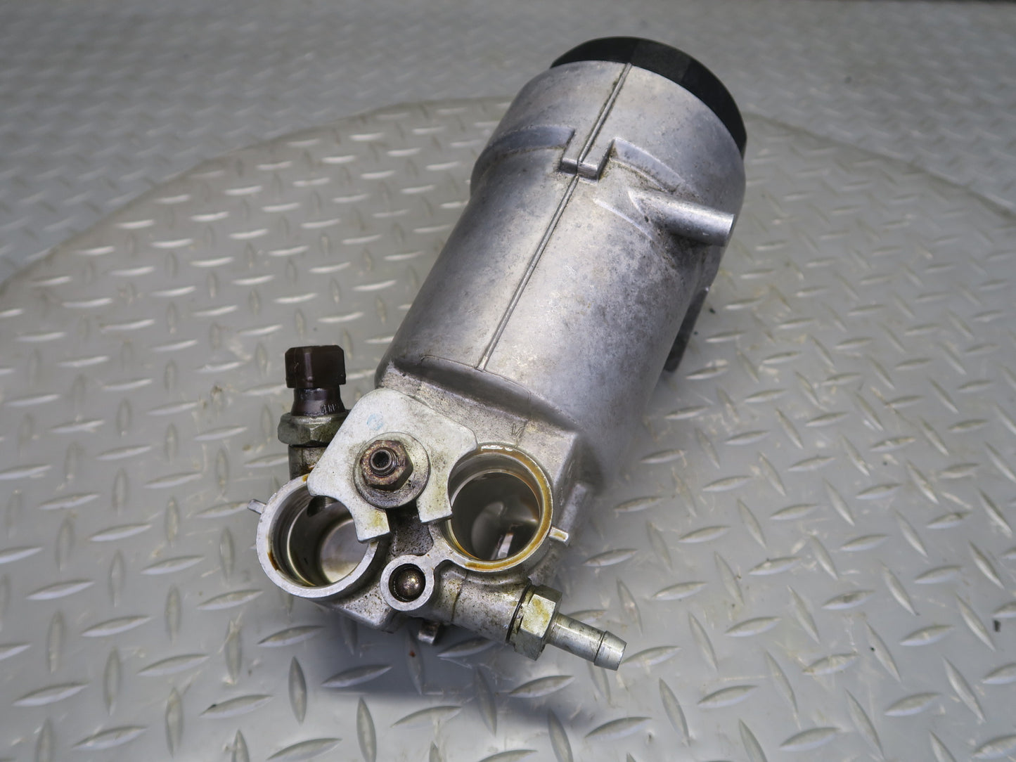 98-03 BMW E39 540ia M62 Engine Oil Filter Housing 7511169 OEM