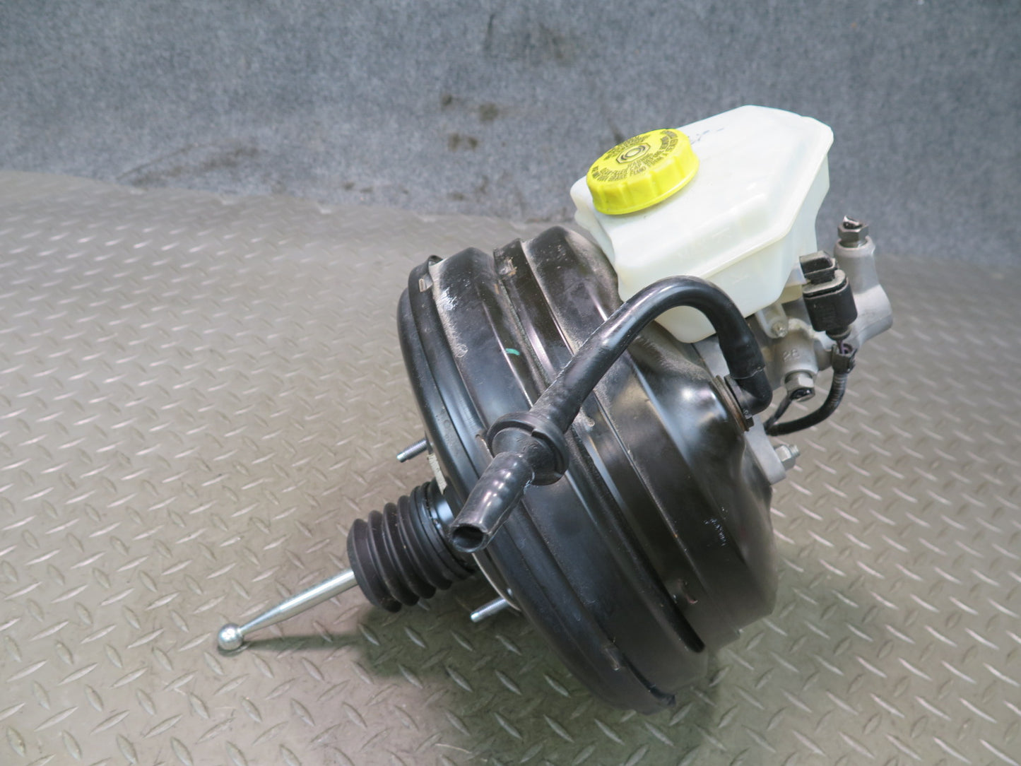 2011-2014 Porsche Cayenne 958 Brake Master Cylinder Booster Fluid Reservoir