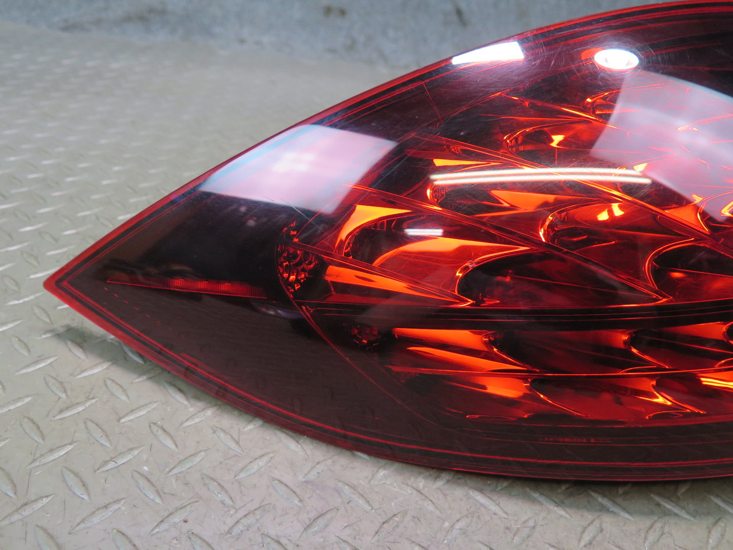 2011-2014 Porsche Cayenne 958 Rear Left Outer Tail Light Lamp 7P5945095S