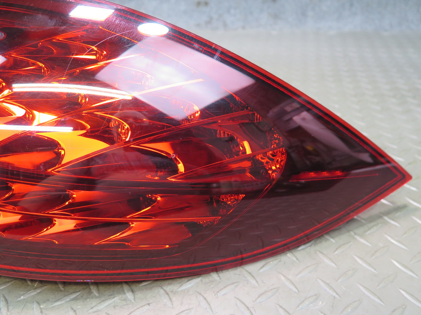 2011-2014 Porsche Cayenne 958 Rear Right Outer Tail Light Lamp 7P5945096S