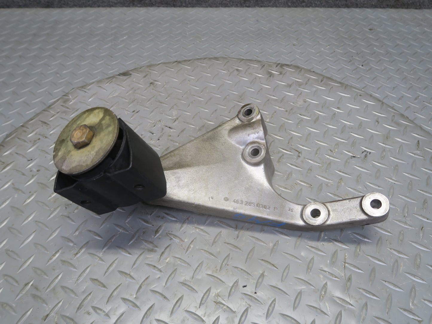 2002-2012 Mercedes W463 G500 Left Transfer  Case Mount Support 4632850302