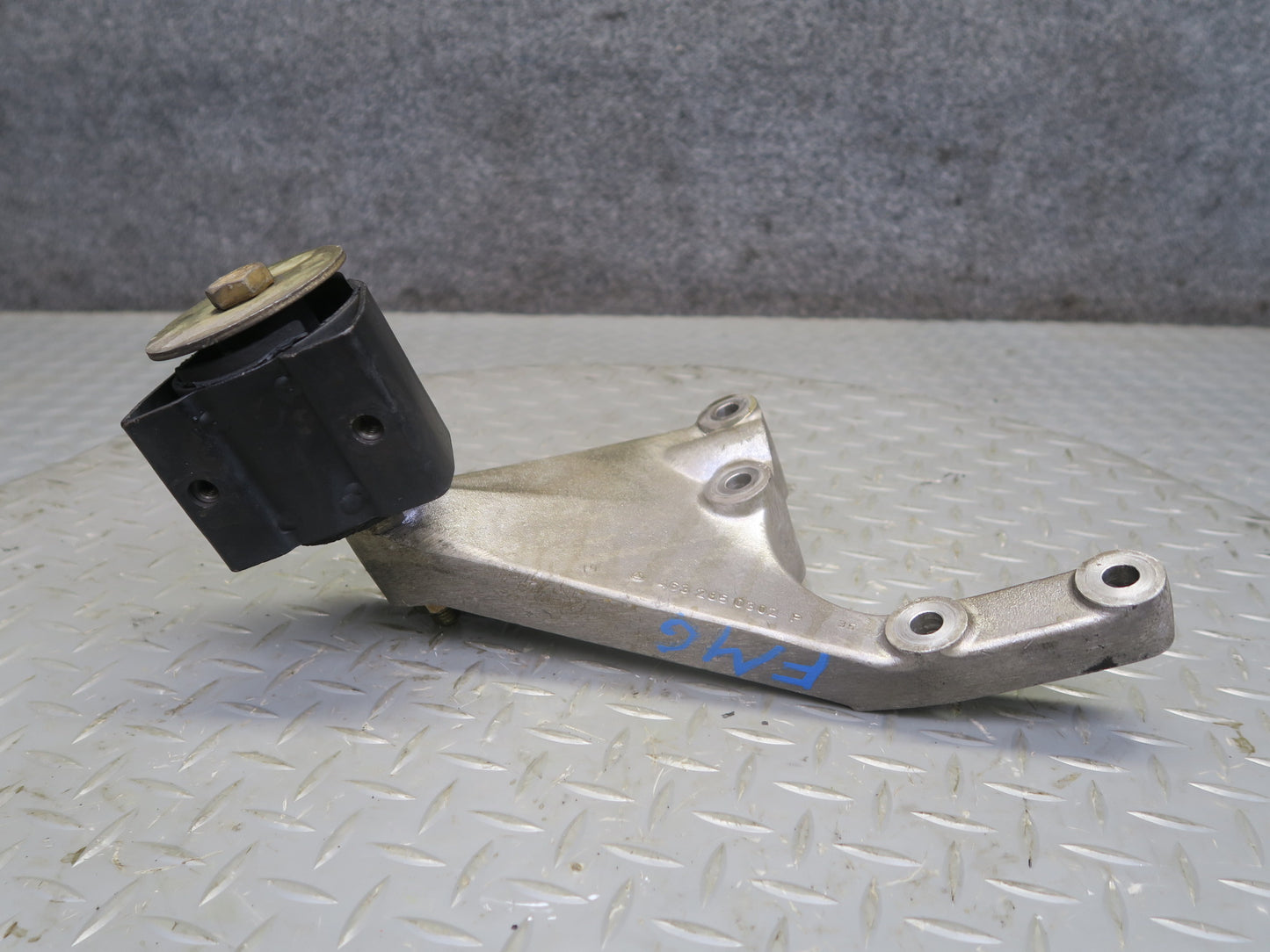 2002-2012 Mercedes W463 G500 Left Transfer  Case Mount Support 4632850302