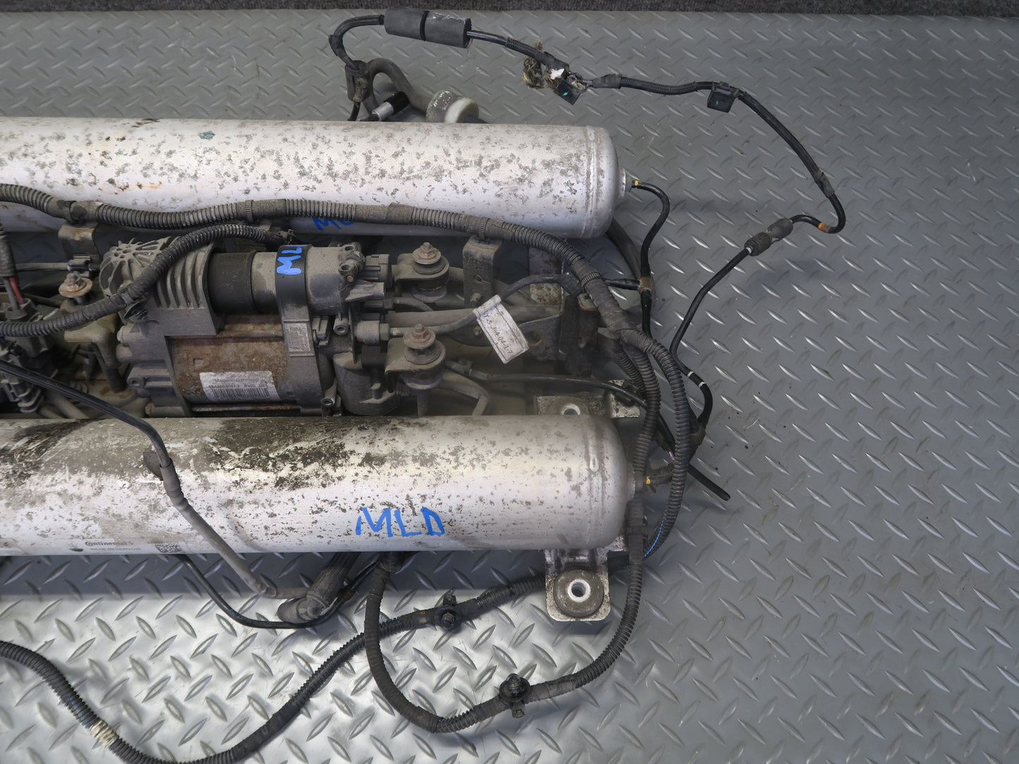 2017-2020 Maserati Levante M161 Rear Air Suspension Compressor Pump w Reservoirs