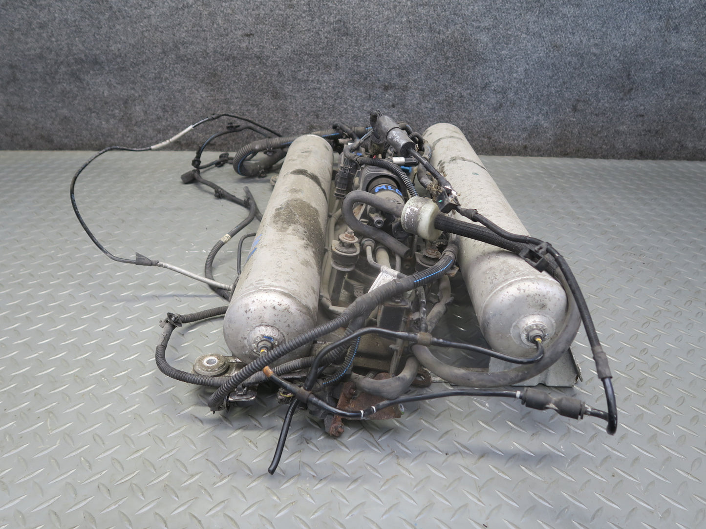 2017-2020 Maserati Levante M161 Rear Air Suspension Compressor Pump w Reservoirs