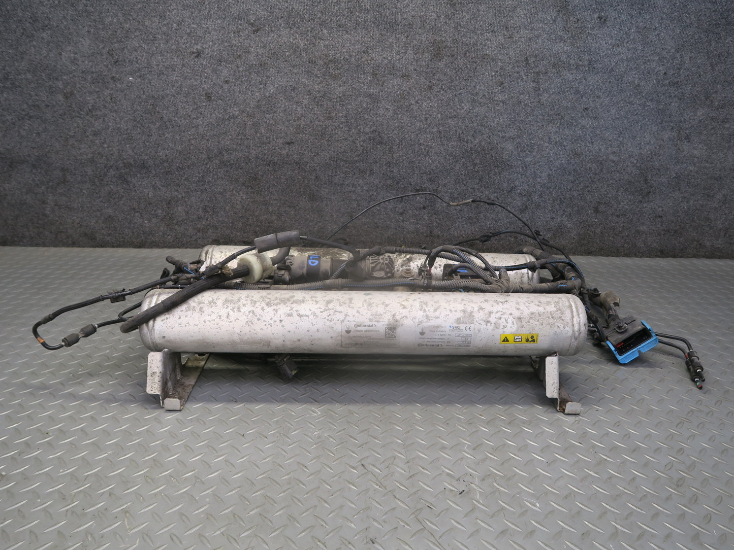 2017-2020 Maserati Levante M161 Rear Air Suspension Compressor Pump w Reservoirs