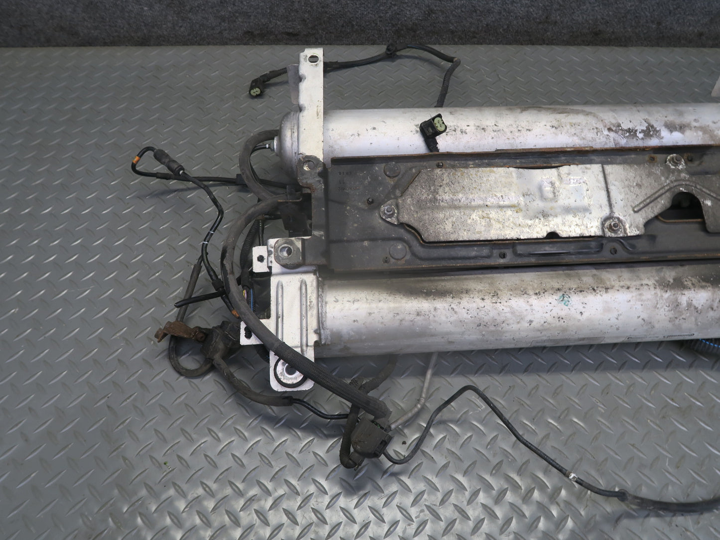 2017-2020 Maserati Levante M161 Rear Air Suspension Compressor Pump w Reservoirs