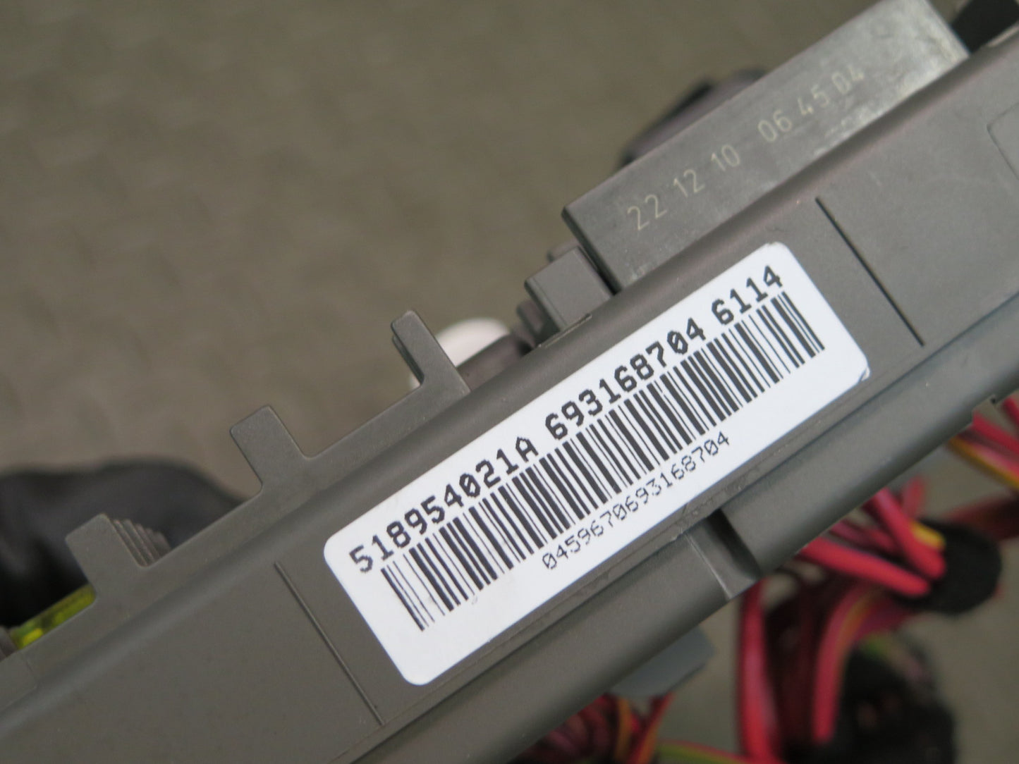 2008-2014 BMW E71 E72 X6 X6M Rear Power Distribution Fuse Relay Box 6931687