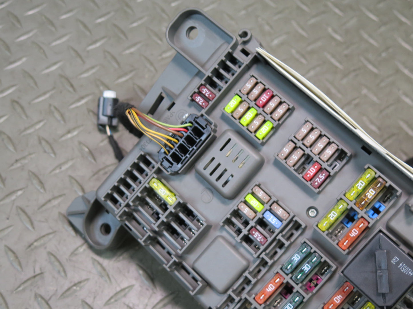 2008-2014 BMW E71 E72 X6 X6M Rear Power Distribution Fuse Relay Box 6931687