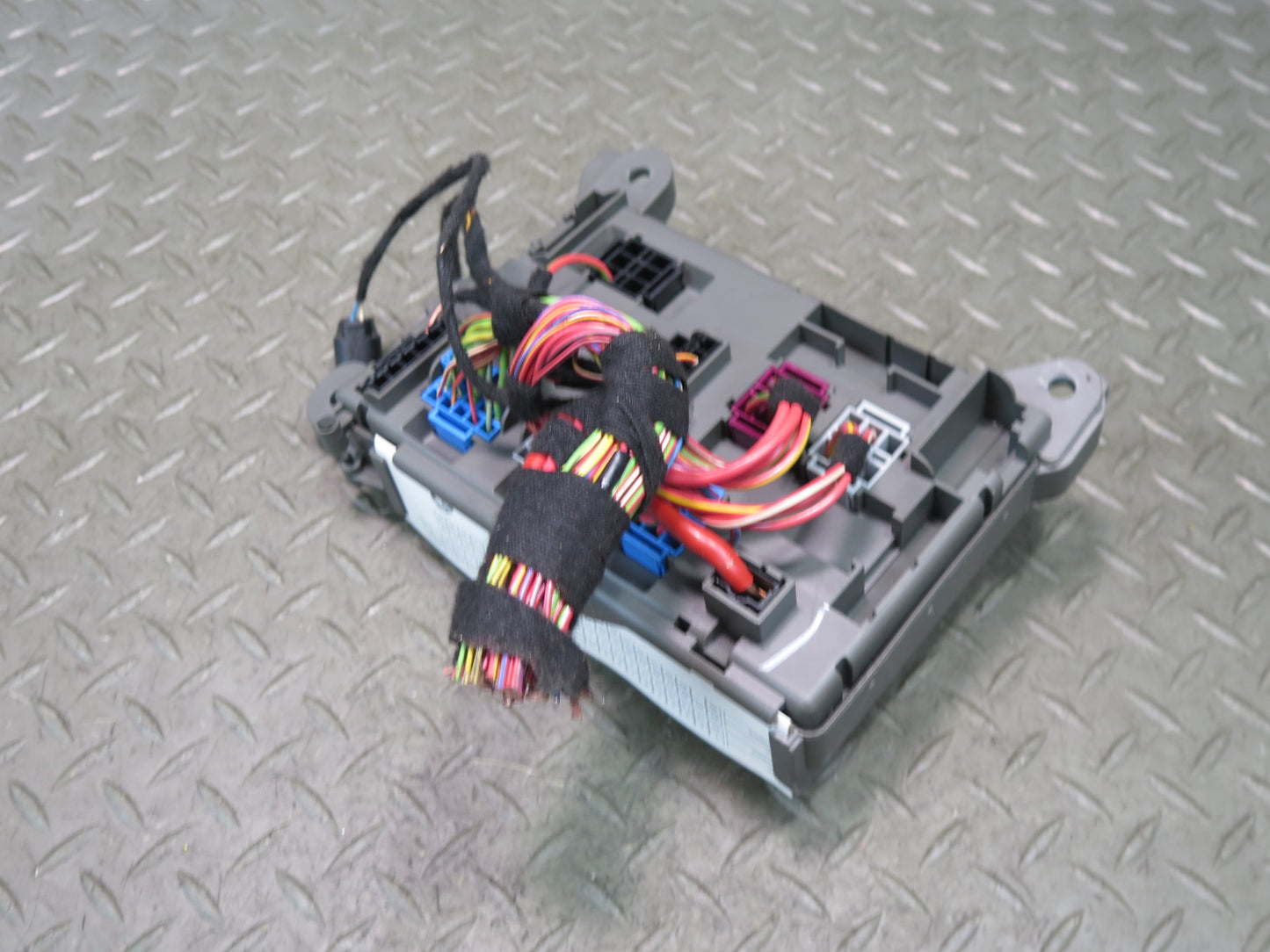 2008-2014 BMW E71 E72 X6 X6M Rear Power Distribution Fuse Relay Box 6931687